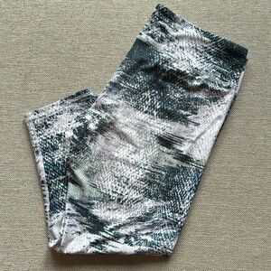 Fabletics Capri Leggings - L snakeskin pattern